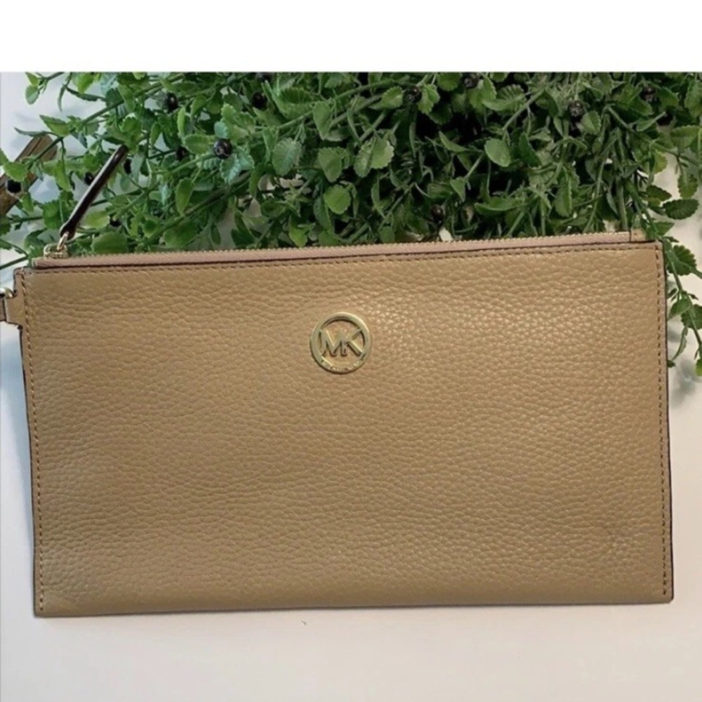 Michael Kors Medium Wristlet NWOT